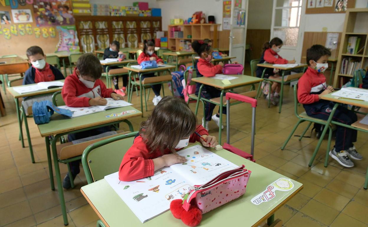 Alumnado en un aula de un colegio. 