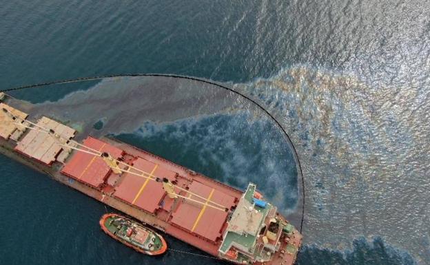 El vertido de fueloil del buque varado en Gibraltar supera la primera barrera.