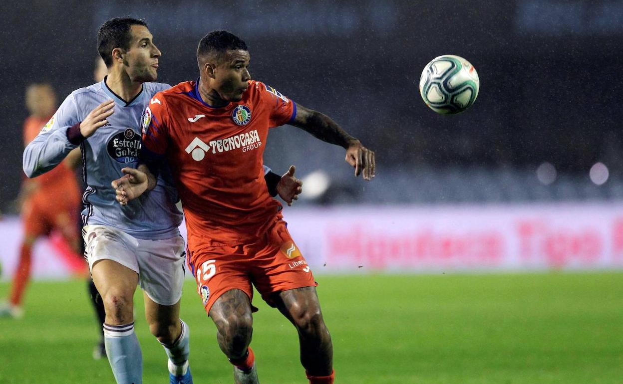 Kenedy pelea por un balón en un Celta-Getafe de 2019.