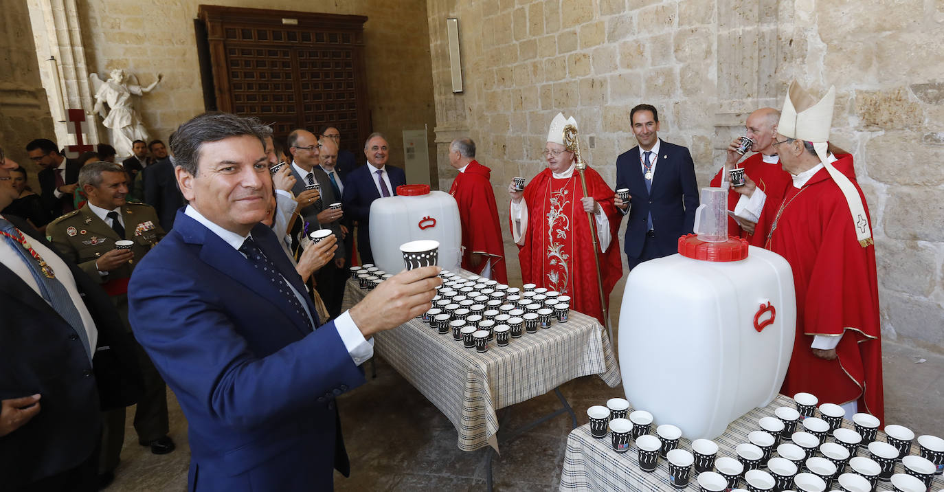 Centenares de fieles acuden a la Catedral para recoger su vaso de agua del grifo bendecida. 