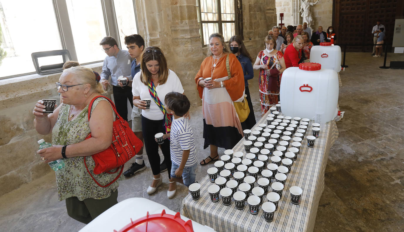 Centenares de fieles acuden a la Catedral para recoger su vaso de agua del grifo bendecida. 