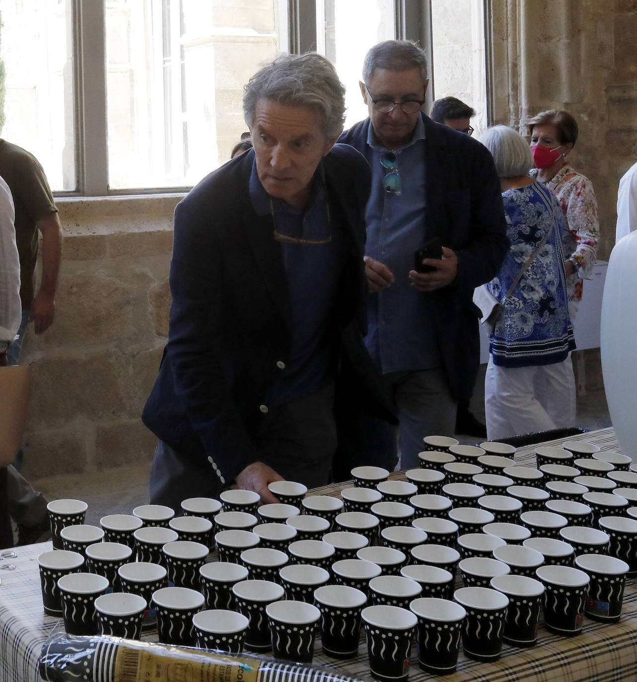 Centenares de fieles acuden a la Catedral para recoger su vaso de agua del grifo bendecida. 