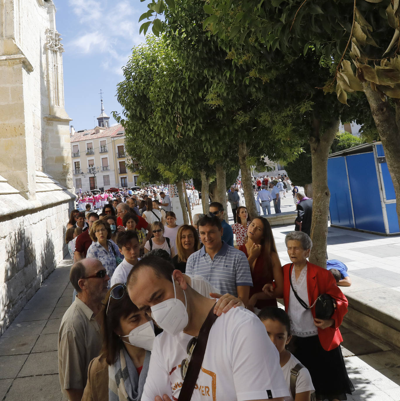 Centenares de fieles acuden a la Catedral para recoger su vaso de agua del grifo bendecida. 