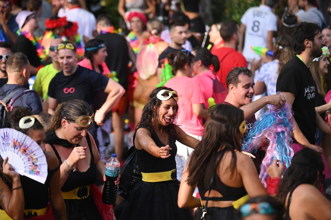 Fotos: Las peñas inauguran el jolgorio en el desfile multitudinario de las Fiestas de Valladolid