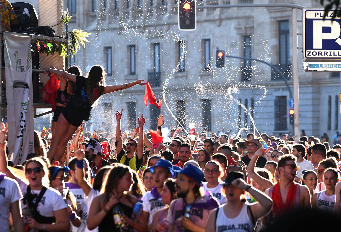 Fotos: Las peñas inauguran el jolgorio en el desfile multitudinario de las Fiestas de Valladolid