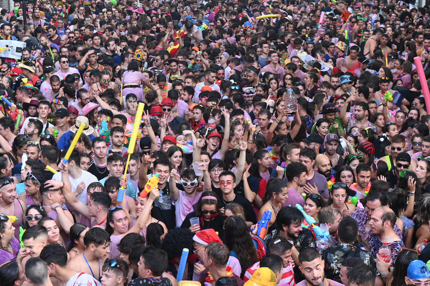 Fotos: Las peñas inauguran el jolgorio en el desfile multitudinario de las Fiestas de Valladolid