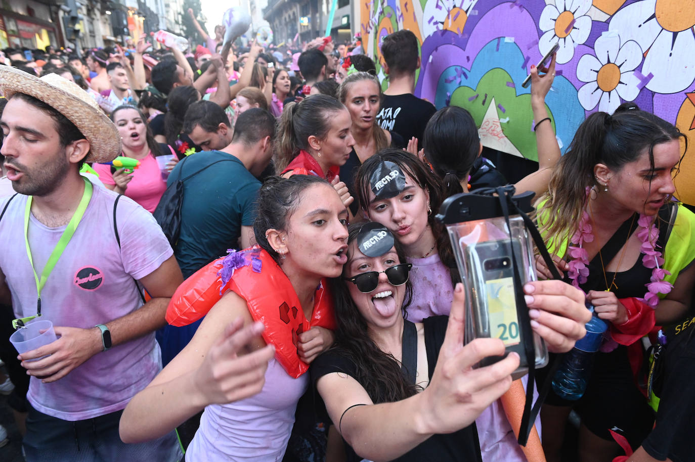 Fotos: Las peñas inauguran el jolgorio en el desfile multitudinario de las Fiestas de Valladolid