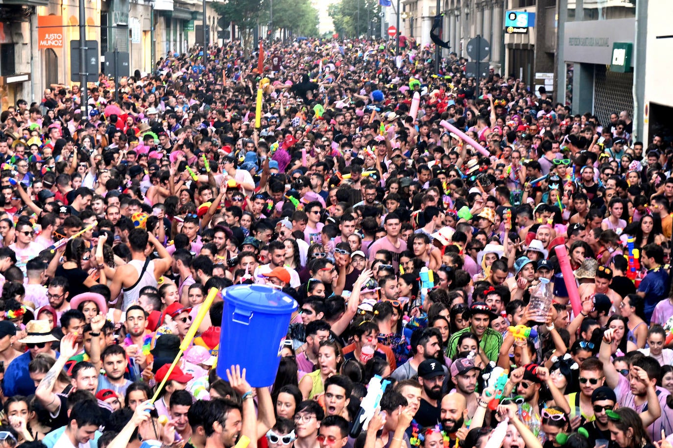 Fotos: Las peñas inauguran el jolgorio en el desfile multitudinario de las Fiestas de Valladolid