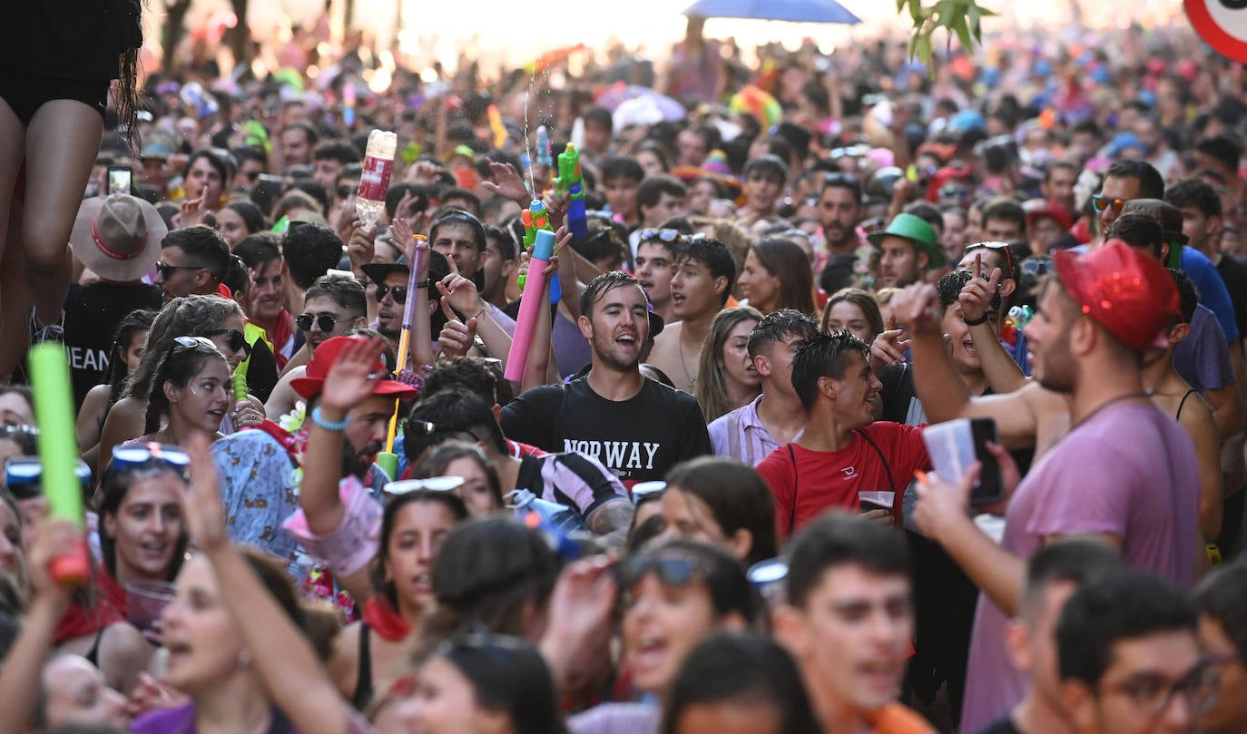 Fotos: Las peñas inauguran el jolgorio en el desfile multitudinario de las Fiestas de Valladolid