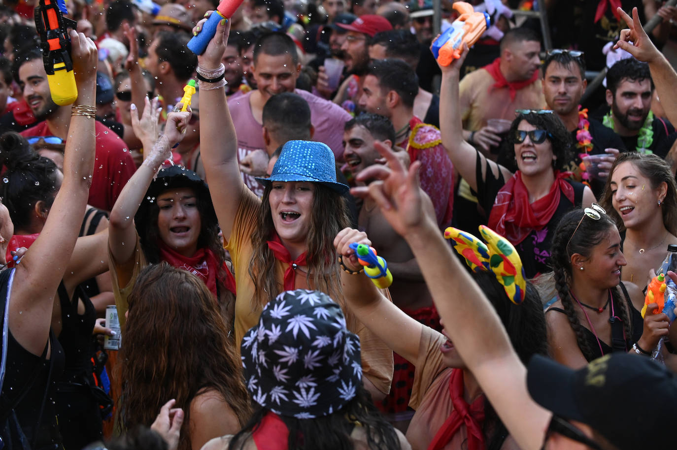 Fotos: Las peñas inauguran el jolgorio en el desfile multitudinario de las Fiestas de Valladolid