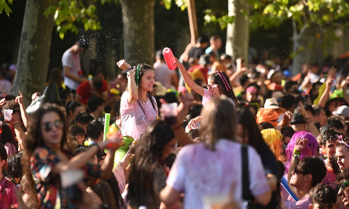 Fotos: Las peñas inauguran el jolgorio en el desfile multitudinario de las Fiestas de Valladolid