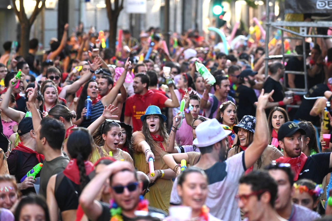 Fotos: Las peñas inauguran el jolgorio en el desfile multitudinario de las Fiestas de Valladolid