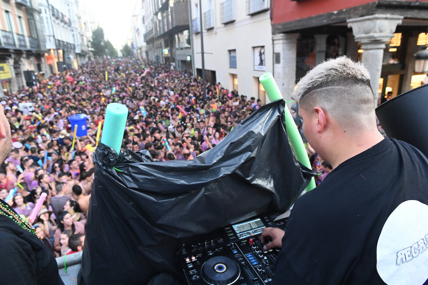 Fotos: Las peñas inauguran el jolgorio en el desfile multitudinario de las Fiestas de Valladolid