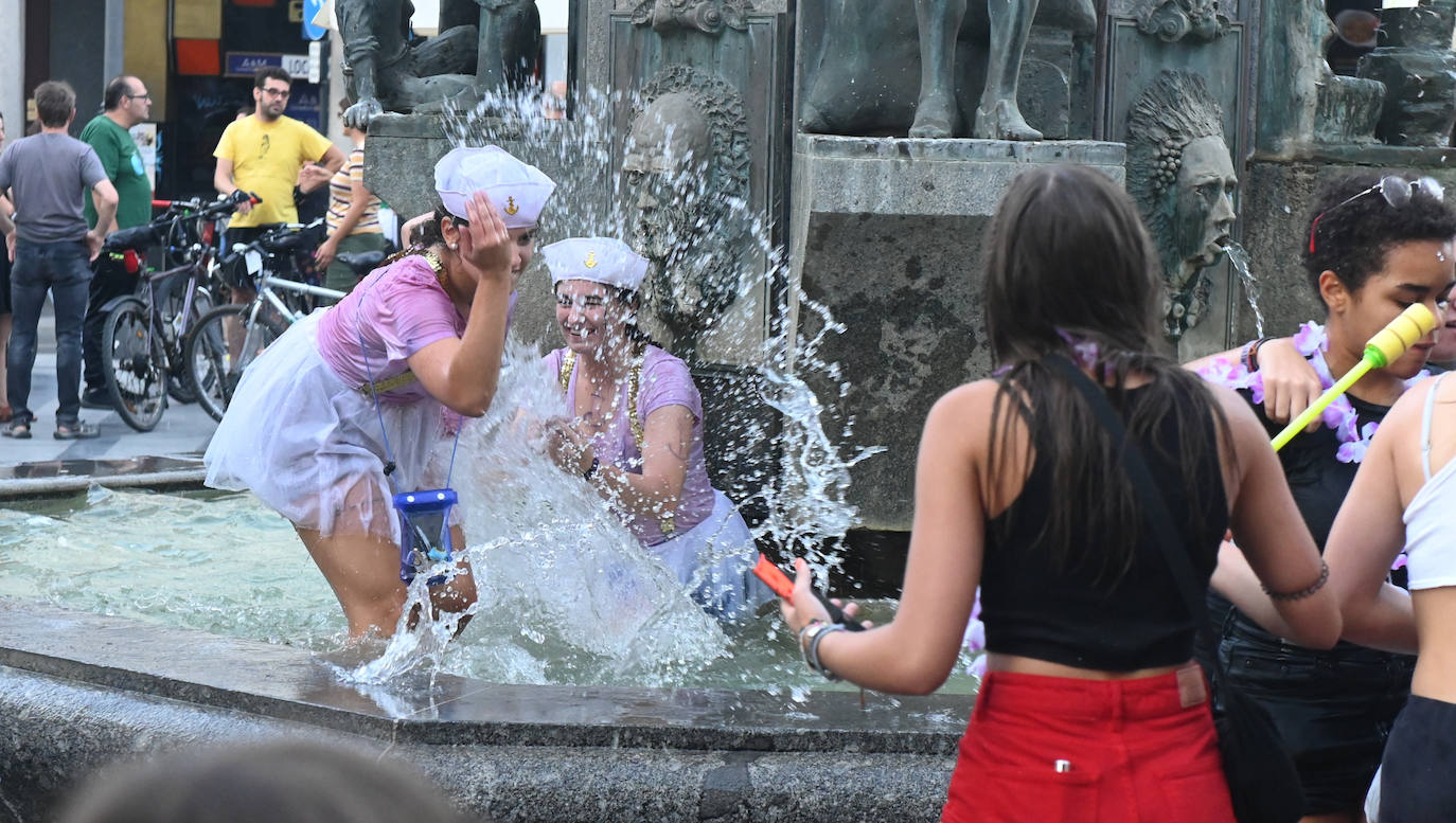 Fotos: Las peñas inauguran el jolgorio en el desfile multitudinario de las Fiestas de Valladolid