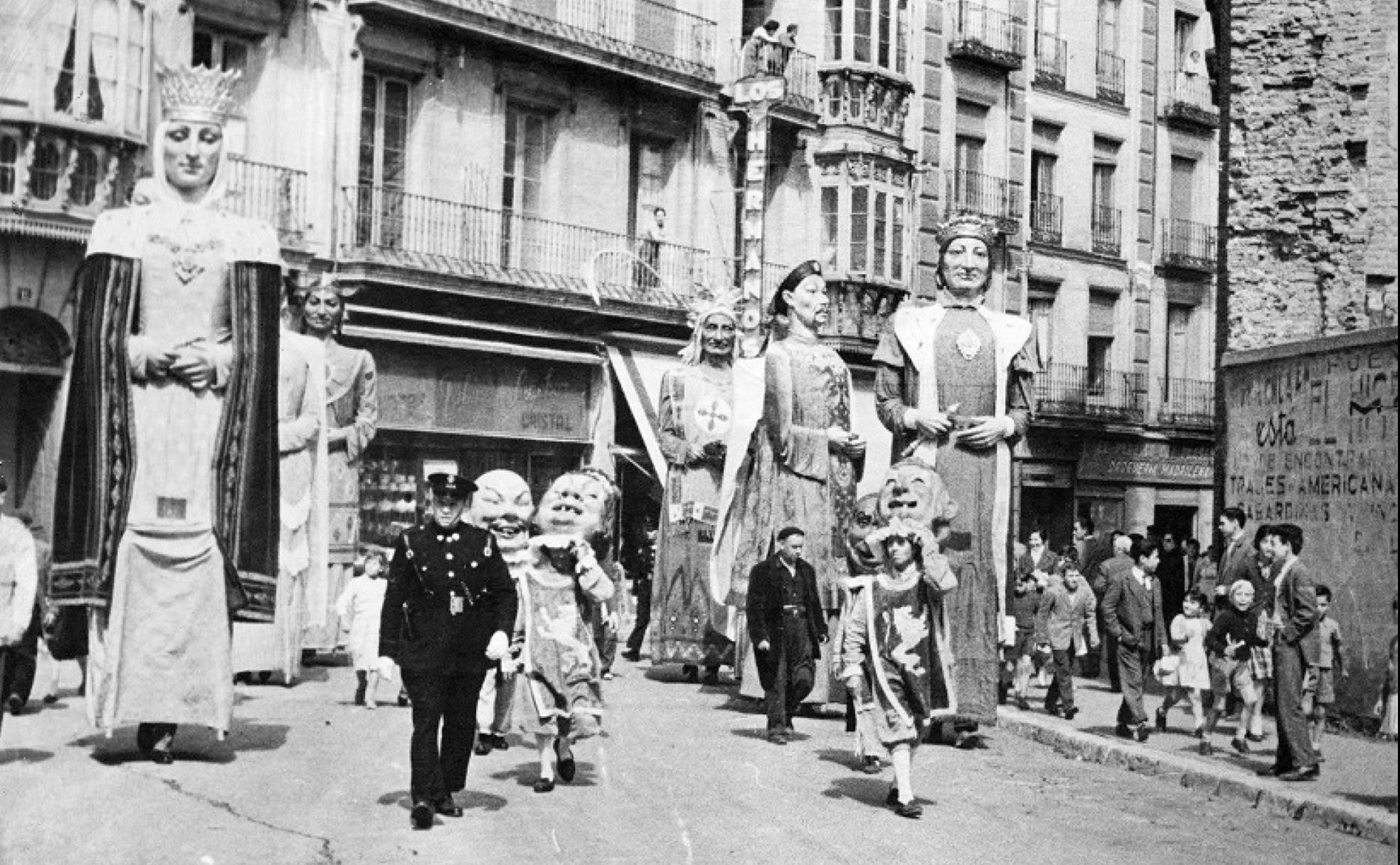 Gigantes y cabezudos en las calles de Valladolid en los años 50. 