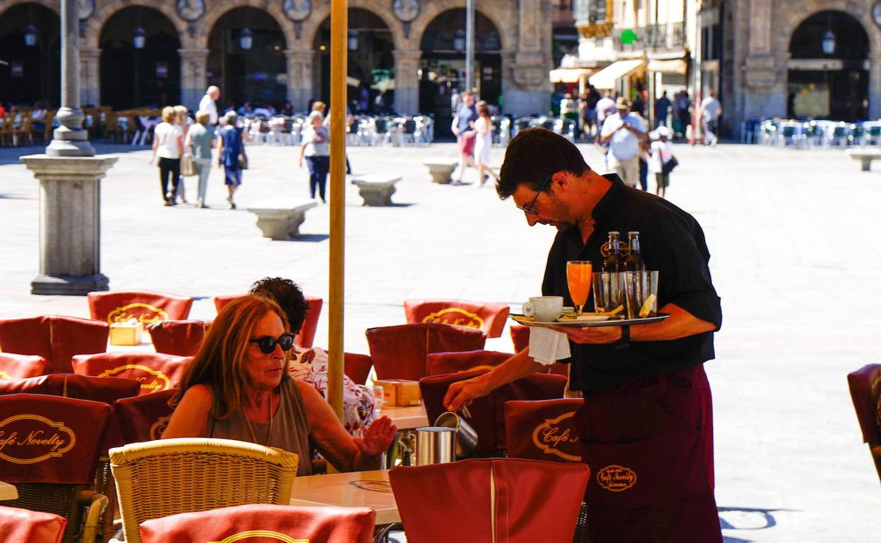 El sector servicios es el que registra un mayor incremento de parados. 