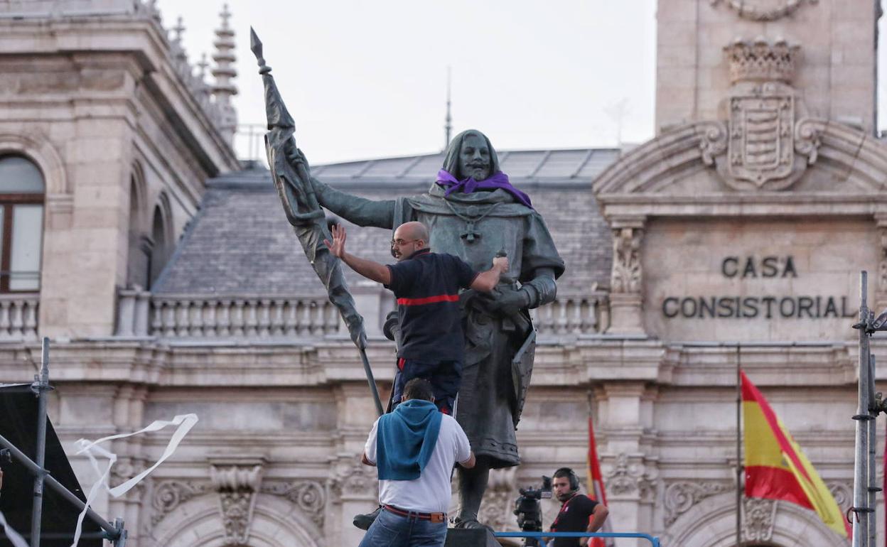 Una imagen que volverá a repetirse en 2022, la de la imposición del pañuelo peñero al Conde Ansúrez. 