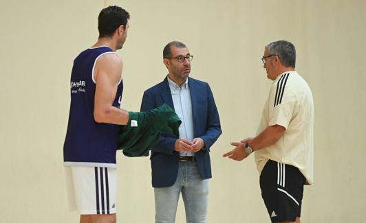 Espinar charla con Paco García y Sergio de la Fuente.