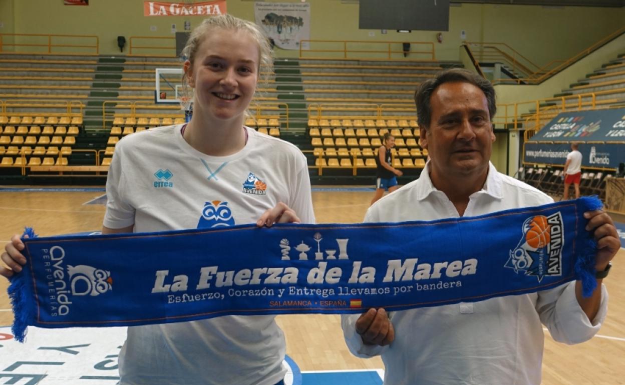 Julia Reisingerova, junto a Jorge Recio.