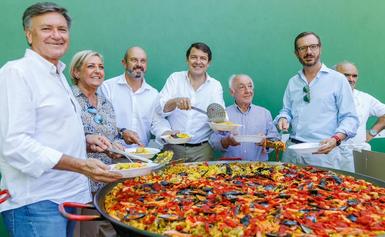 Mañueco, en el centro, con otros dirigentes del Partido Popular local y nacional, ayer en Fuentidueña.