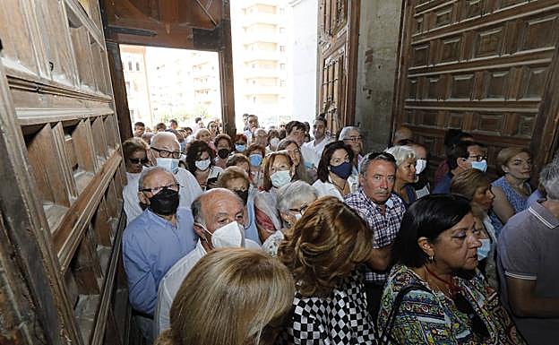 Fieles a la puerta de San Antolín de la Catedral. 
