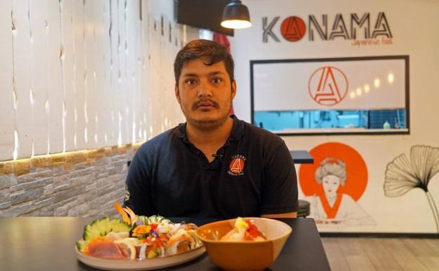 Anil Sherestha posa en su restaurante con su propuesta de sushi con vegetales y flores comestibles 