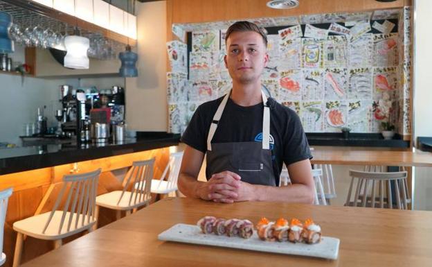 Gonzalo, empleado del restaurante mostrando los uramakis recién hechos de salmón y atún 