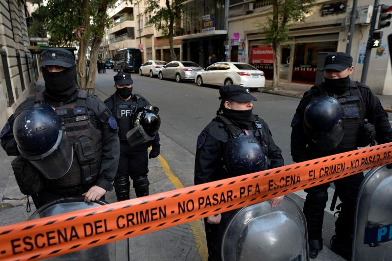 Varios agentes vigilan el cordón policial establecido en el barrio de Recoleta donde vive la vicepresidenta