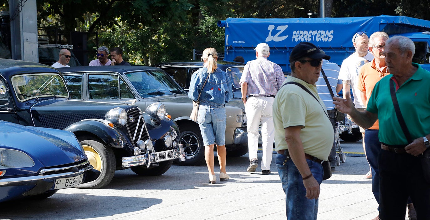 Concentración de coches clásicos en el parque del Salón