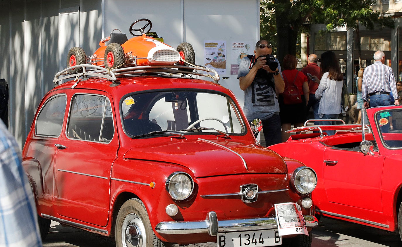 Concentración de coches clásicos en el parque del Salón