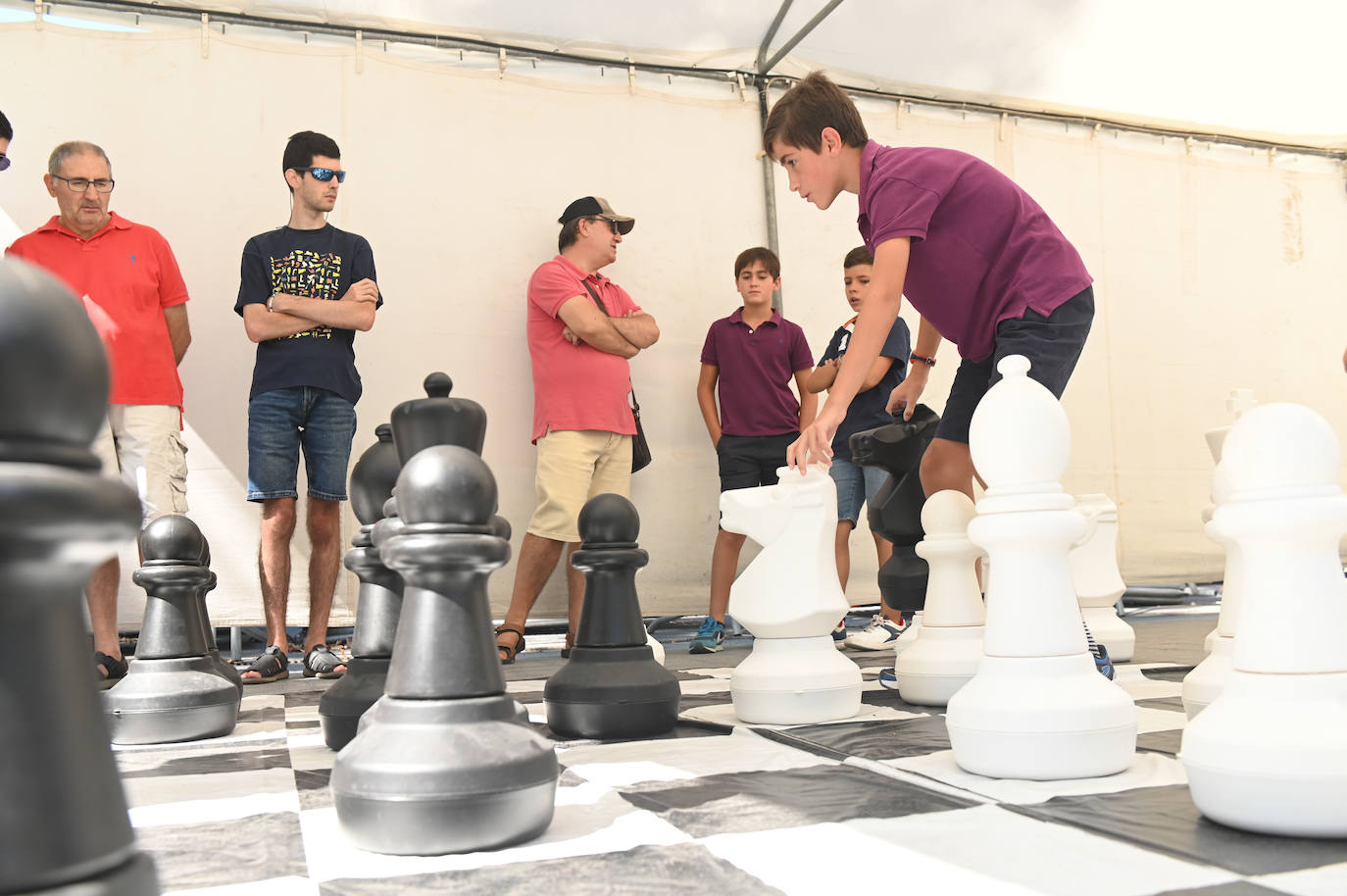 Fotos: Iván Alonso reta a una veintena de participantes en una partida simultanea de ajedrez en Valladolid