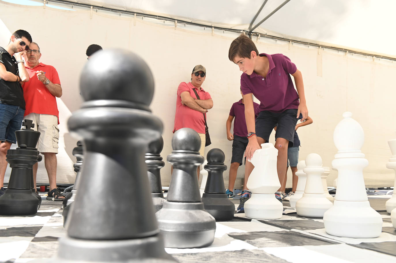 Fotos: Iván Alonso reta a una veintena de participantes en una partida simultanea de ajedrez en Valladolid