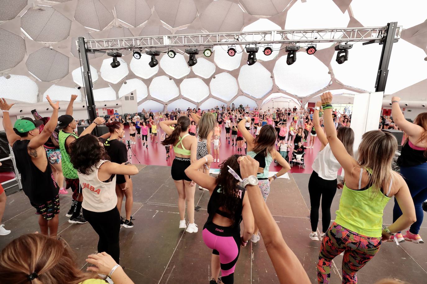 Fotos: La Cúpula del Milenio acoge una sesión de zumba por las fiestas de Valladolid