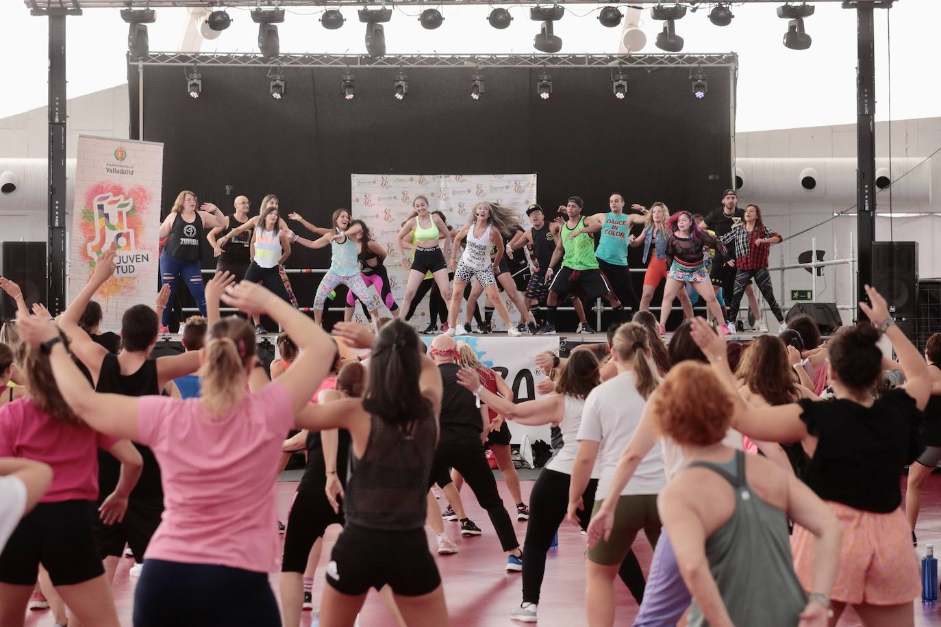 Fotos: La Cúpula del Milenio acoge una sesión de zumba por las fiestas de Valladolid