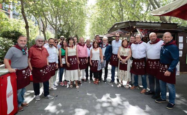 Galería. El alcalde, con el presidente de los hosteleros, otras autoridades y representantes del sector.