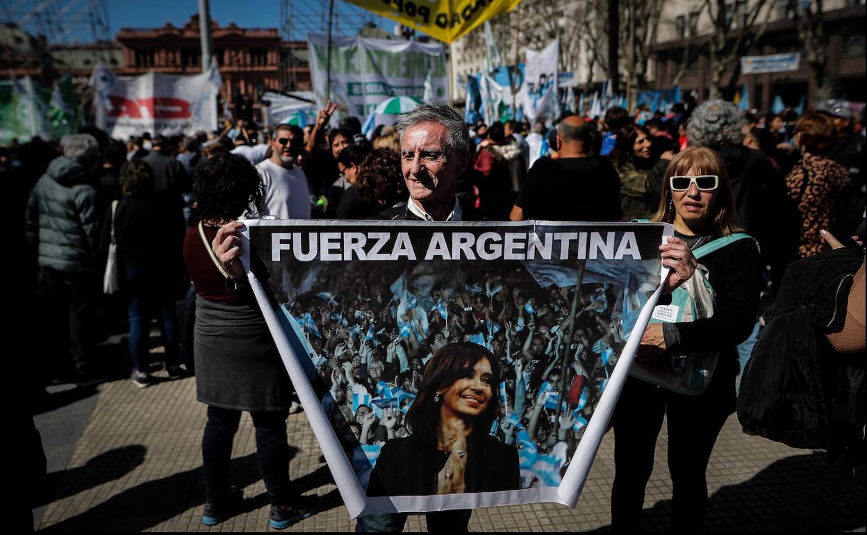 Simpatizantes de Cristina Fernández marchan en su defensa tras el atentado que ha sufrido.