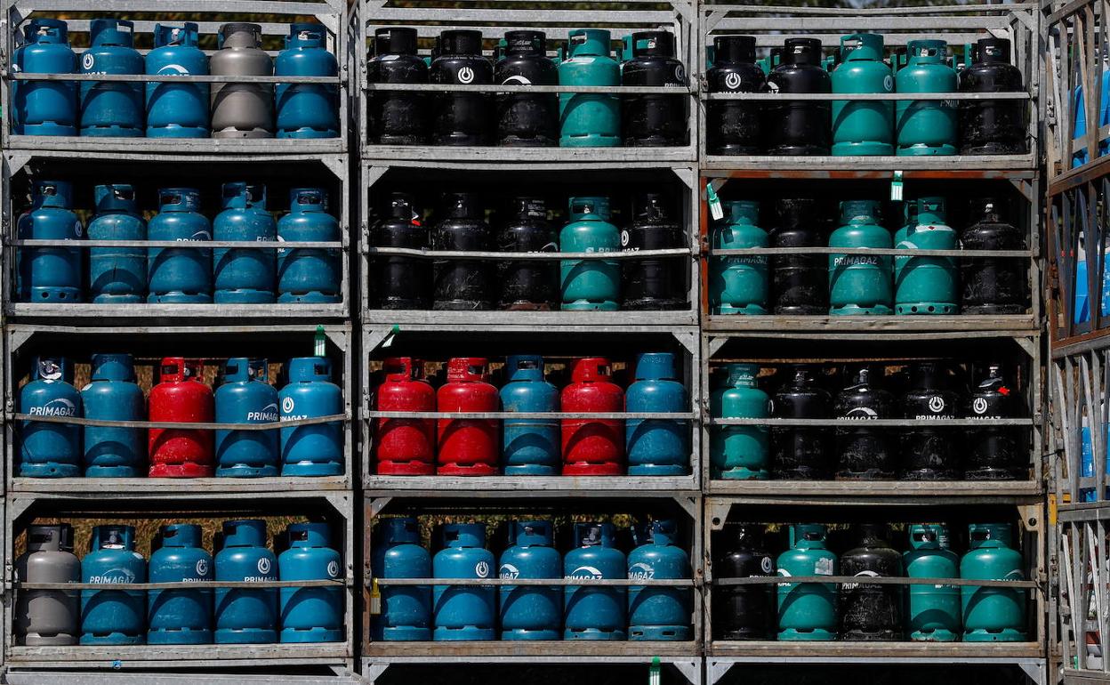 Bombonas de gas apiladas en Bruselas. 