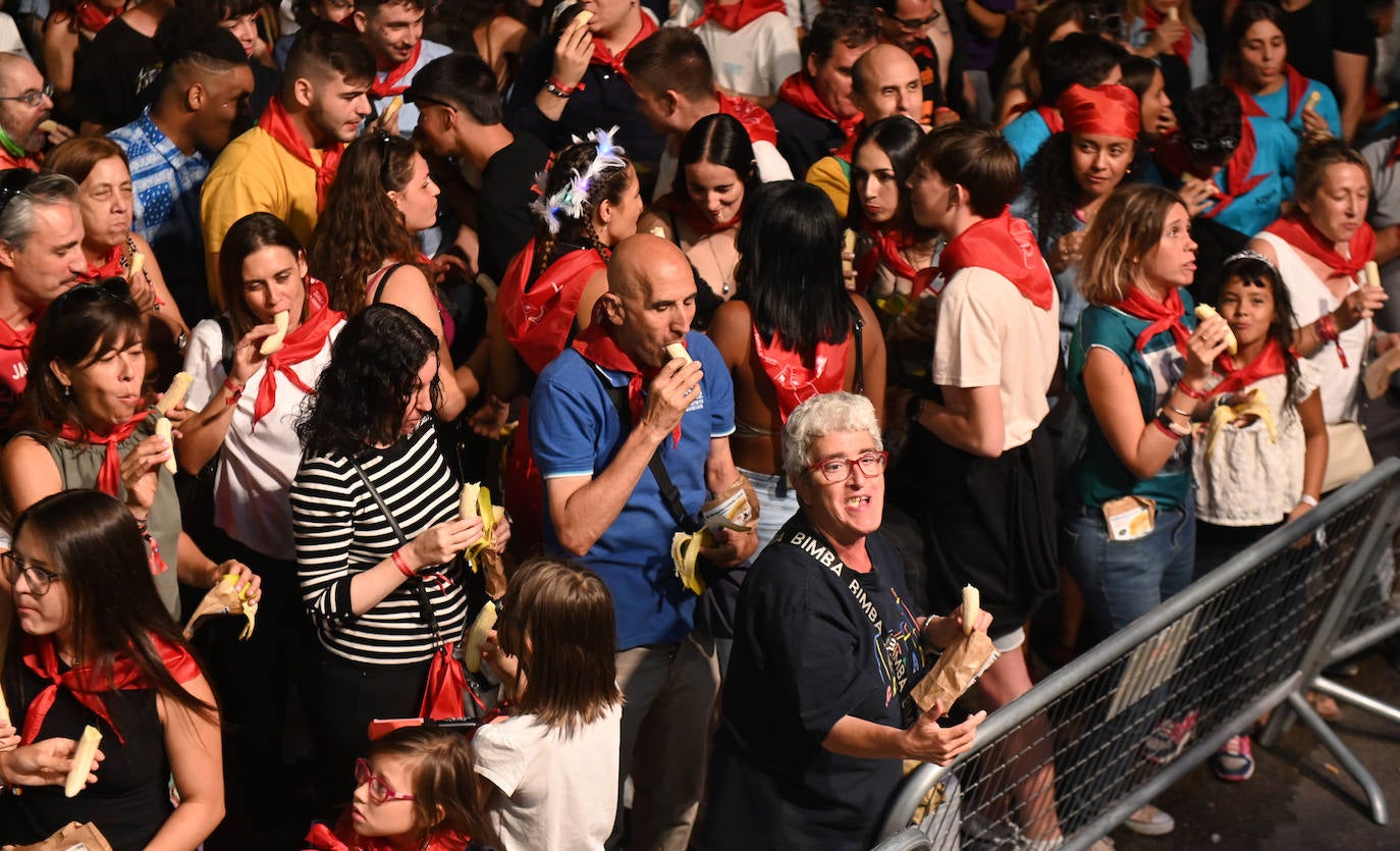 Fotos: 5.000 personas logran un Récord Guinness al pelar y comer una tonelada de plátanos de forma simultánea