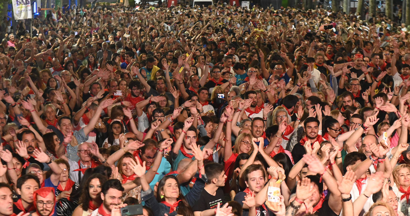 Fotos: 5.000 personas logran un Récord Guinness al pelar y comer una tonelada de plátanos de forma simultánea