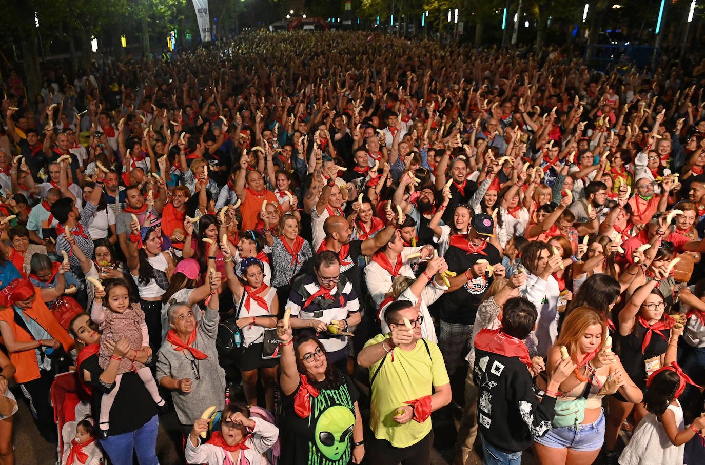 Fotos: 5.000 personas logran un Récord Guinness al pelar y comer una tonelada de plátanos de forma simultánea