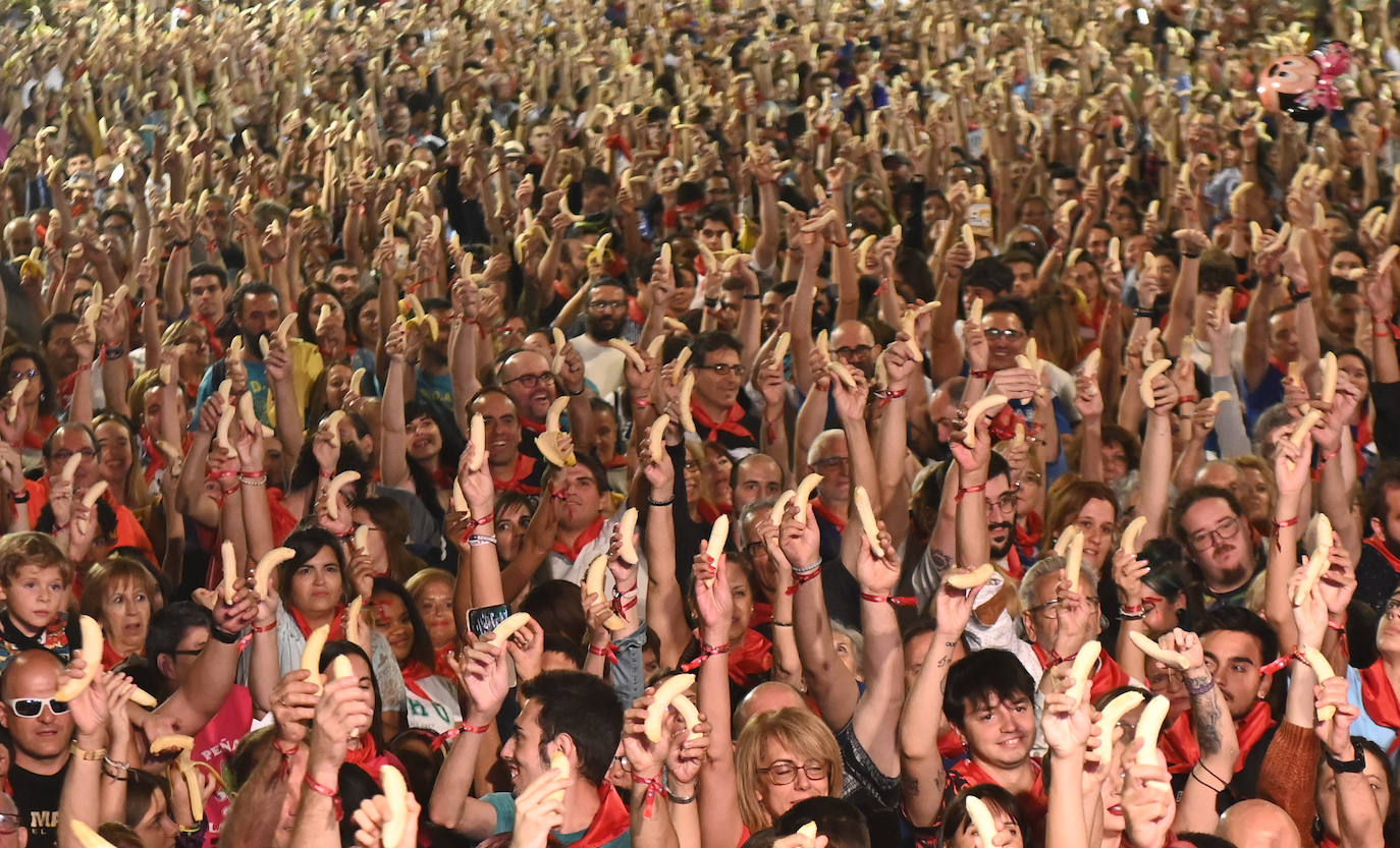 Fotos: 5.000 personas logran un Récord Guinness al pelar y comer una tonelada de plátanos de forma simultánea