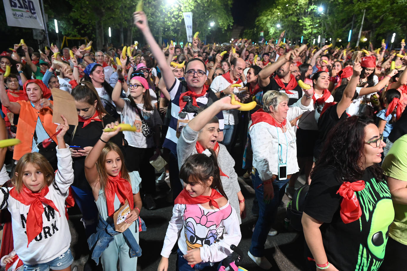 Fotos: 5.000 personas logran un Récord Guinness al pelar y comer una tonelada de plátanos de forma simultánea