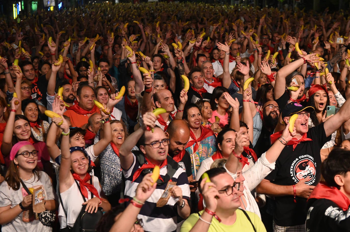 Fotos: 5.000 personas logran un Récord Guinness al pelar y comer una tonelada de plátanos de forma simultánea