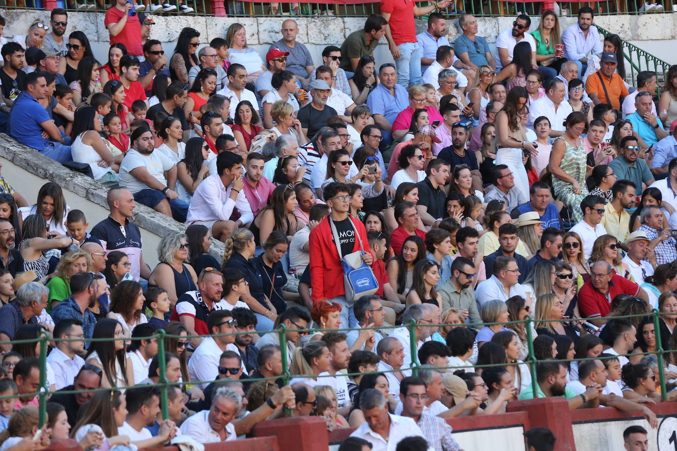 Fotos: Búscate en las gradas de la plaza de toros de Valladolid (2/3)