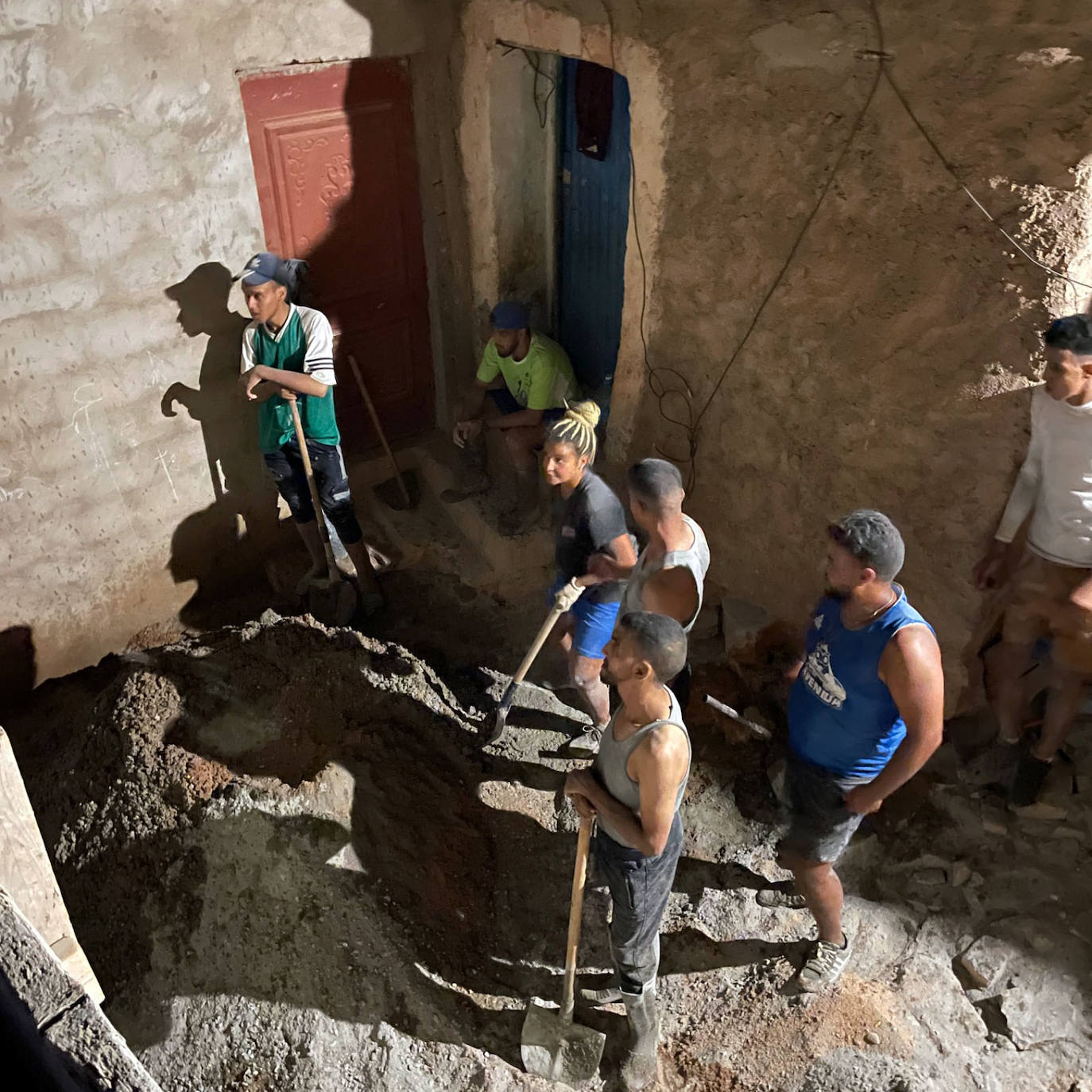 Sami Barba, Roberto García, Mario Manzano, Naira Vargas, Dolores Majo, y el educador Jorge Hernandez, tras regresar de Marruecos. 