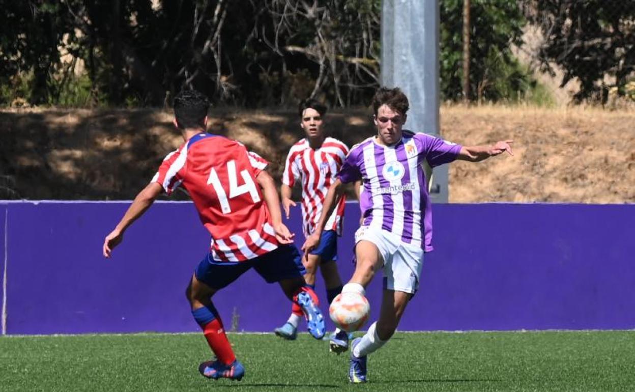 Peña intenta superar al atlético Javichu