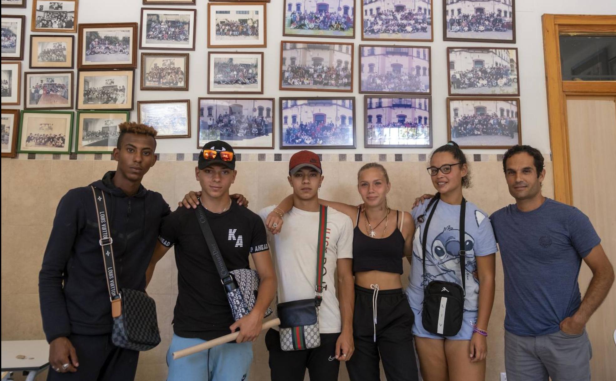 Sami Barba, Roberto García, Mario Manzano, Naira Vargas, Dolores Majo, y el educador Jorge Hernandez.