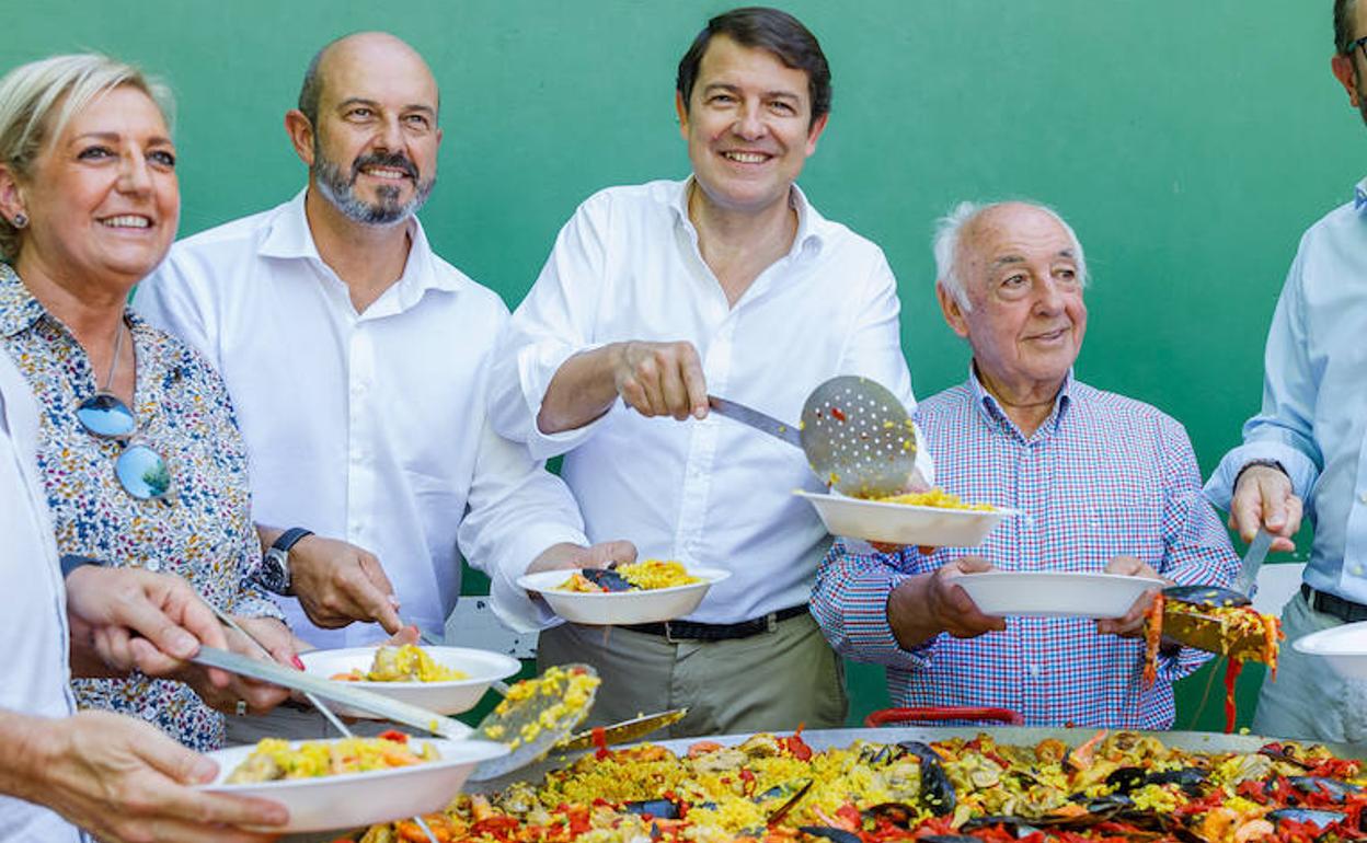 Mañueco, sonriente, reparte paella en Segovia el pasado jueves.