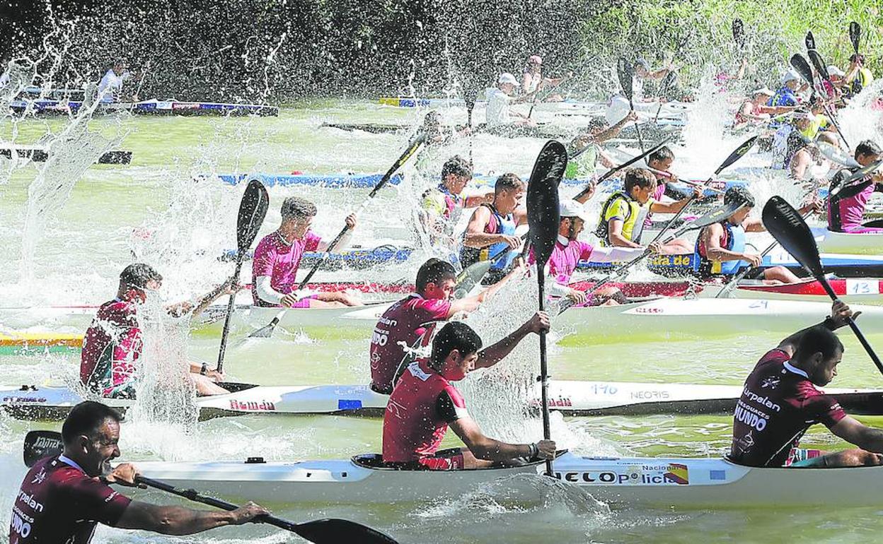 Los palistas toman la salida del Ascenso y Descenso del Carrión, este domingo.
