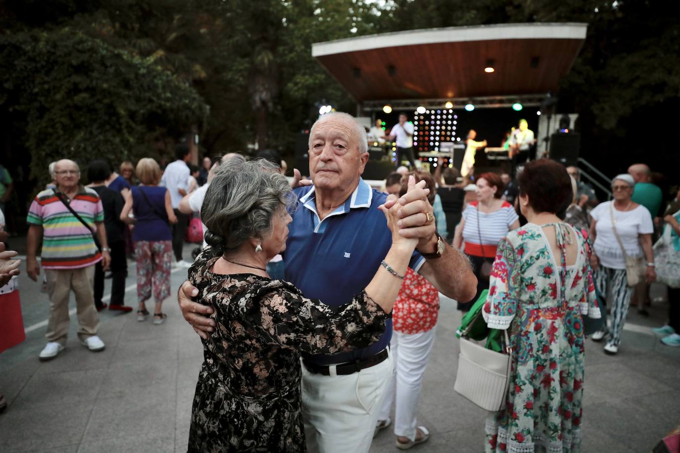 Fotos: Verbena en la pérgola del Campo Grande de Valladolid